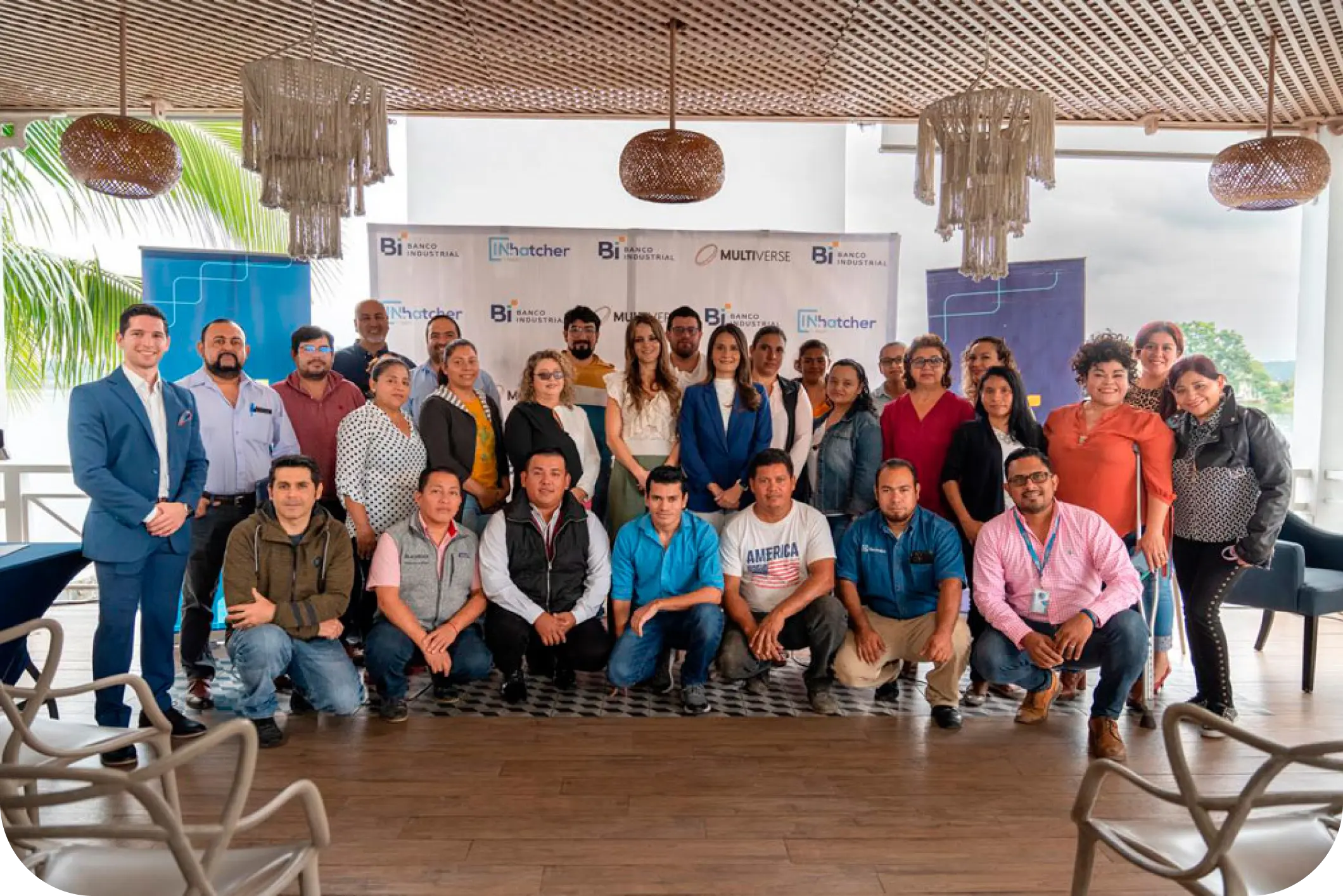 Images de fondo de la página principal. Personas charlando sentados en el comedor de una empresa.